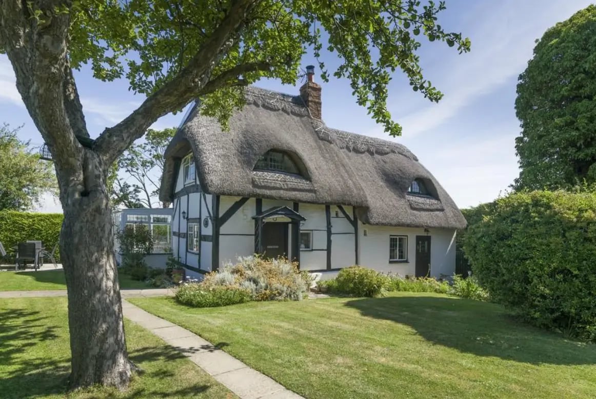Dreamy thatched cottage, Cotswolds - Thumbnail 1