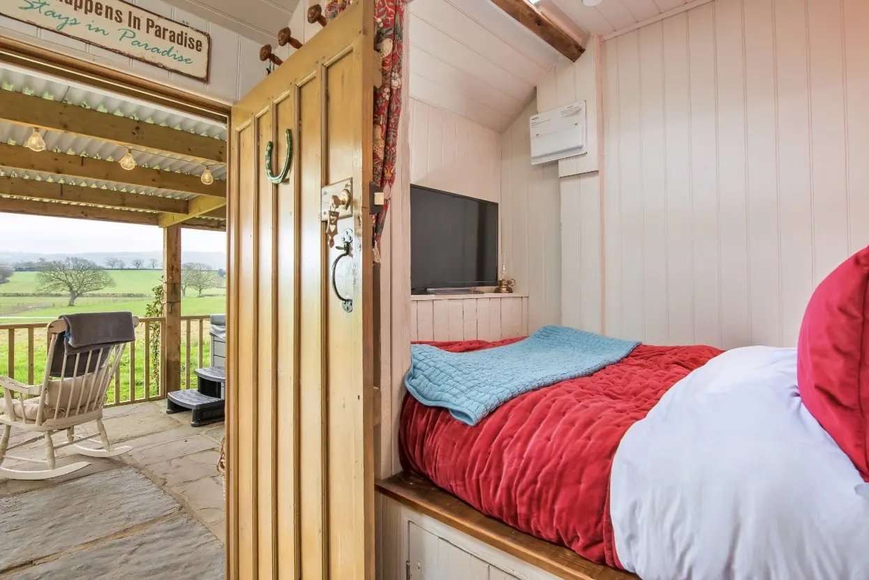 Luxury cottages needing renovation help - Thumbnail 23