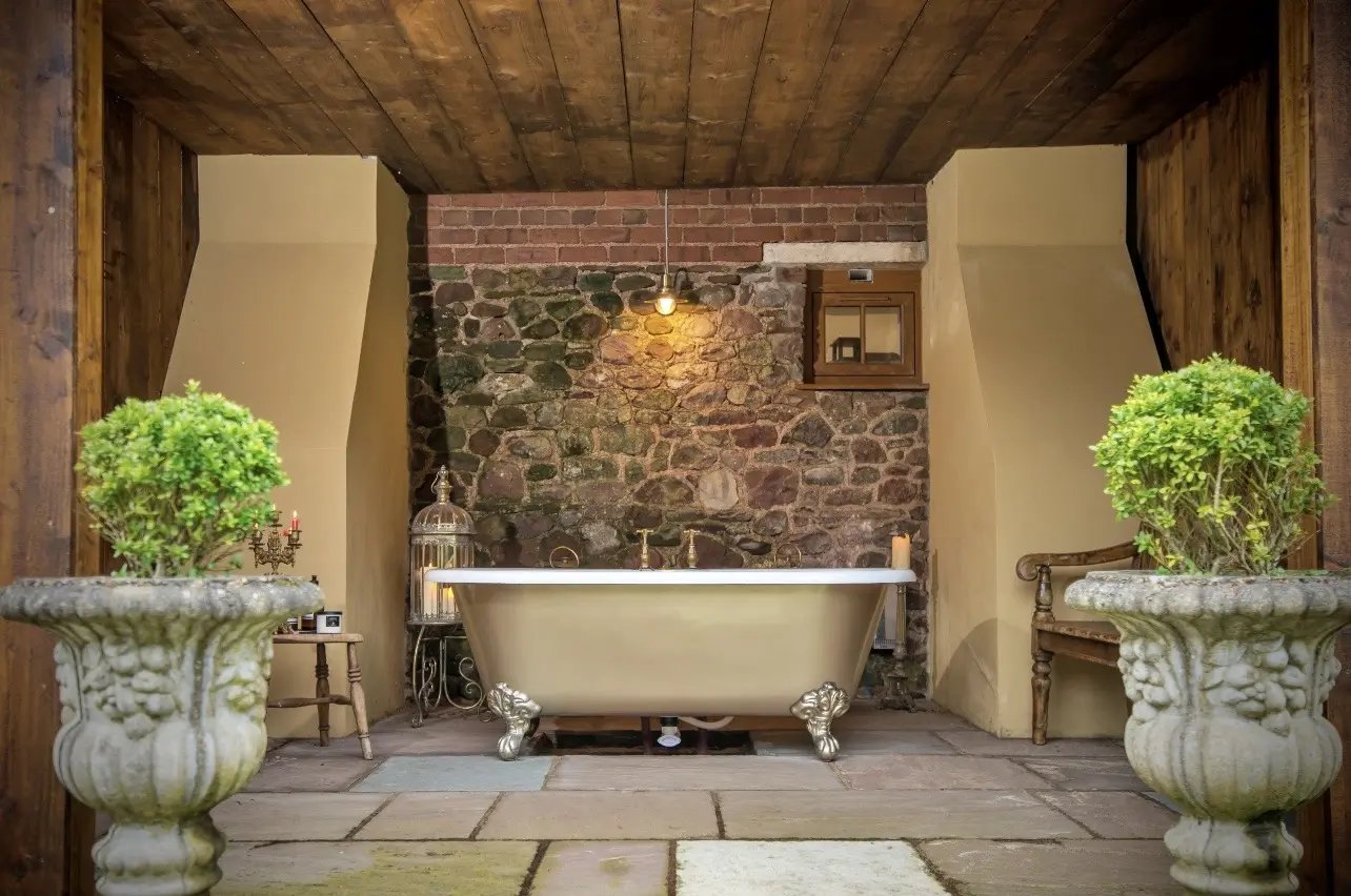 Luxury cottages needing renovation help - Thumbnail 16