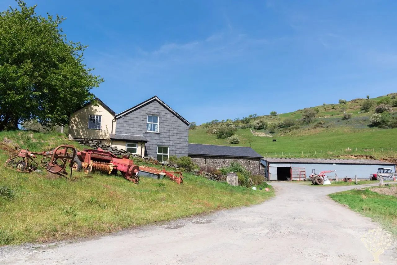 Helping on a small Welsh Cattle farm - Thumbnail 6