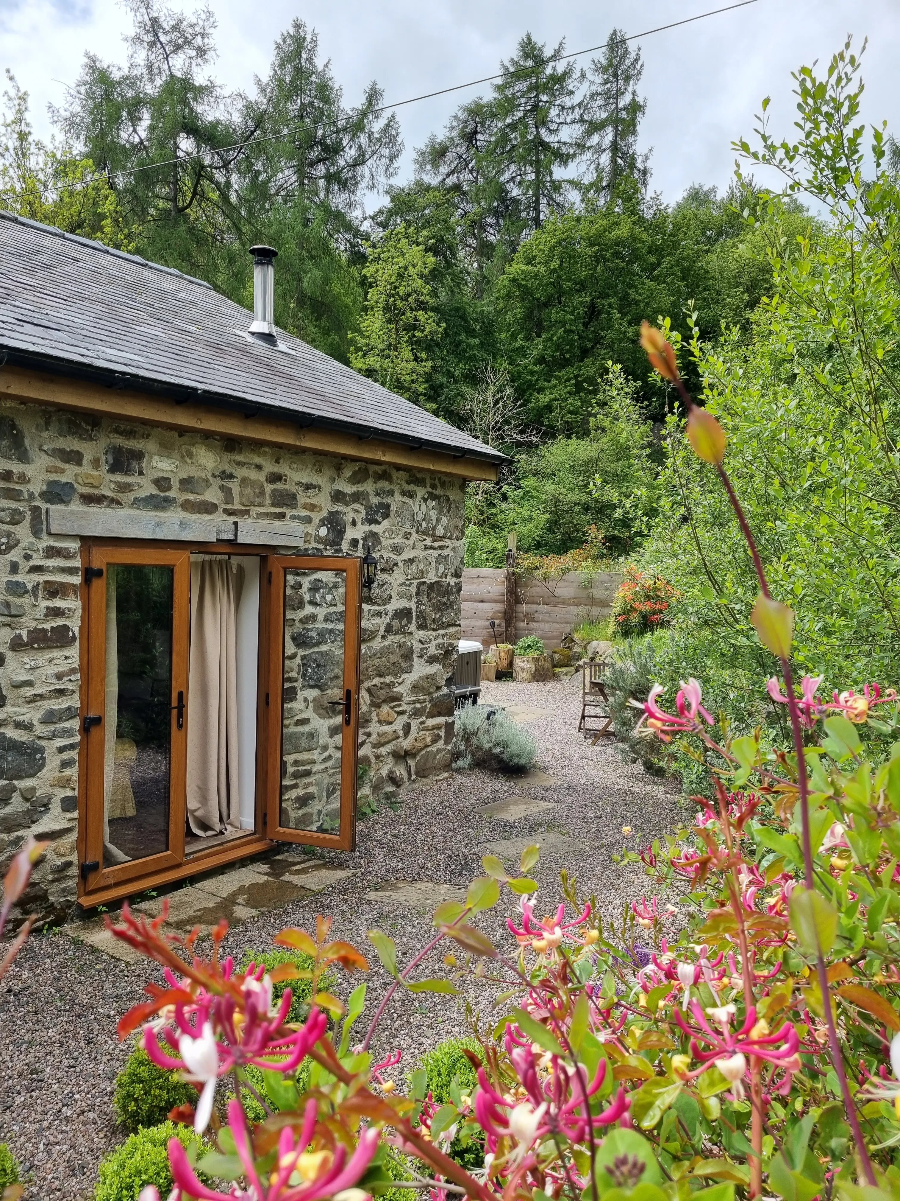 Cottage escape, mid-Wales - Thumbnail 1