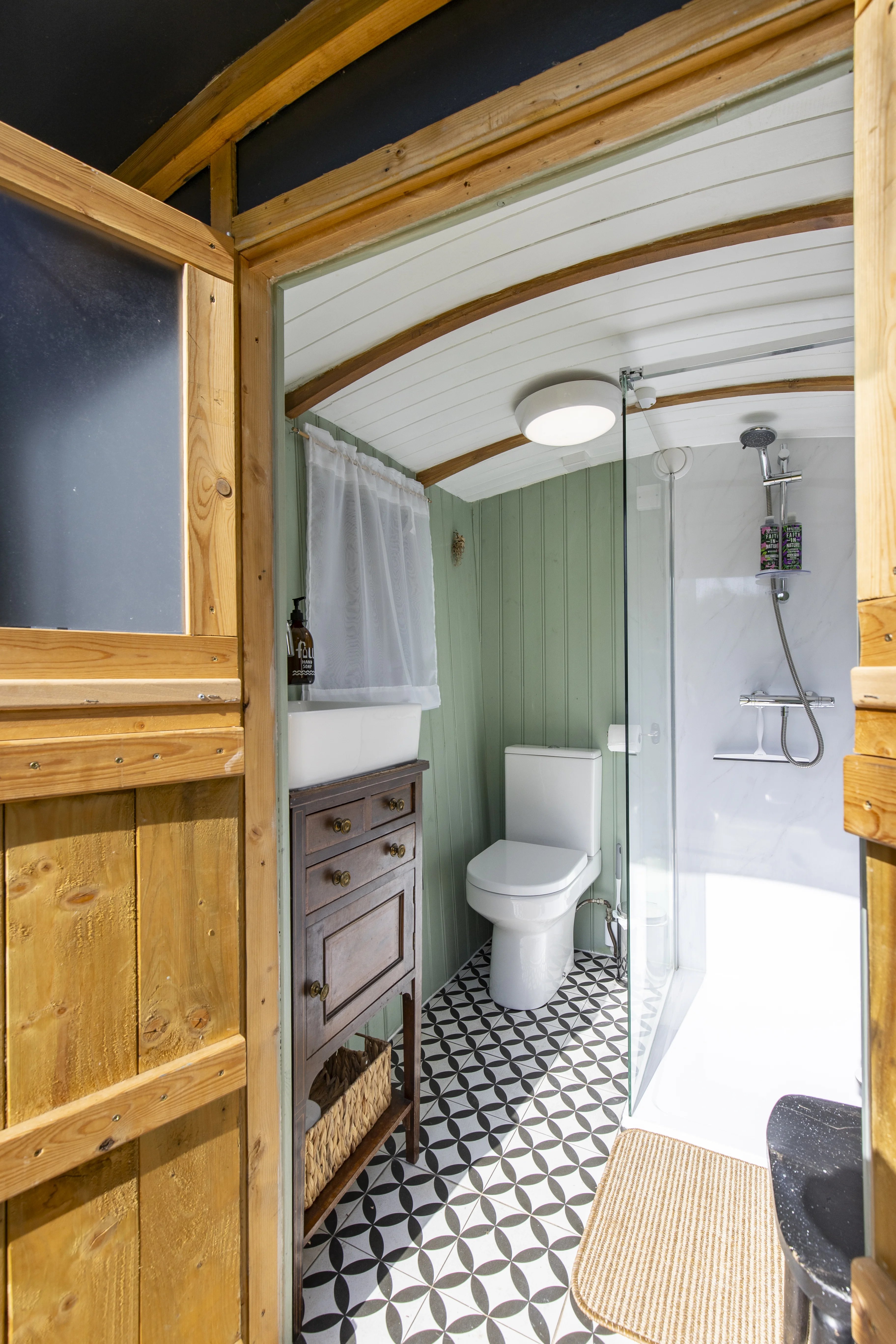 Shepherd's hut on a Bristol Farm - Thumbnail 10