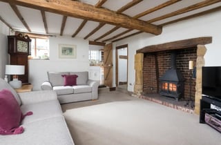 Dreamy thatched cottage, Cotswolds on the FarFrom platform.