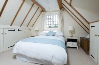 Dreamy thatched cottage, Cotswolds on the FarFrom platform.