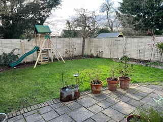 Quaint Suffolk homestay on the FarFrom platform.