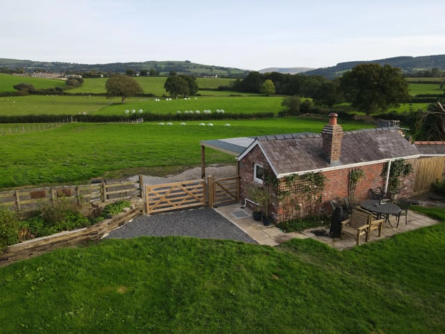 Luxury cottages needing renovation help - Photo 31