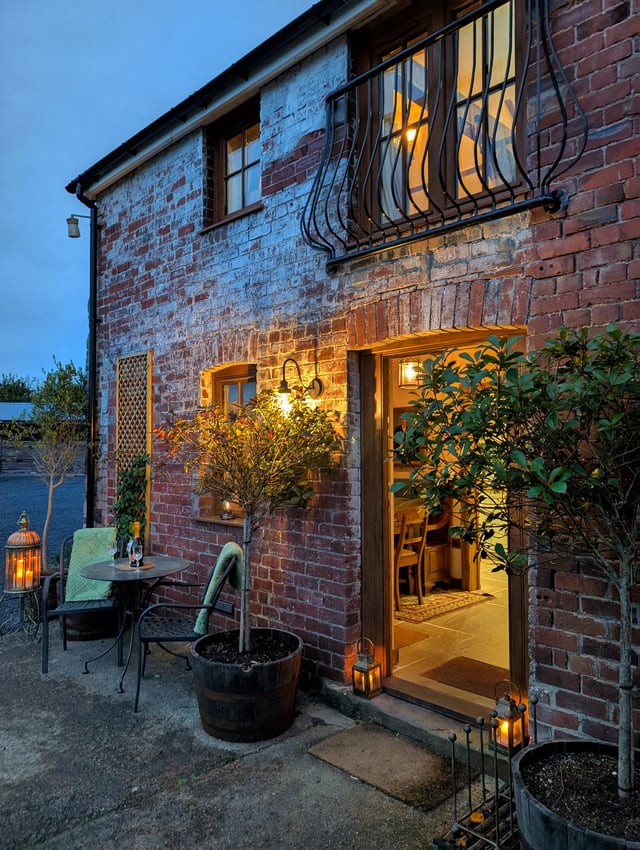 Luxury cottages needing renovation help - Photo 2