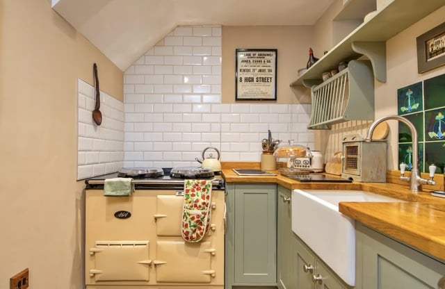 Luxury cottages needing renovation help - Photo 13