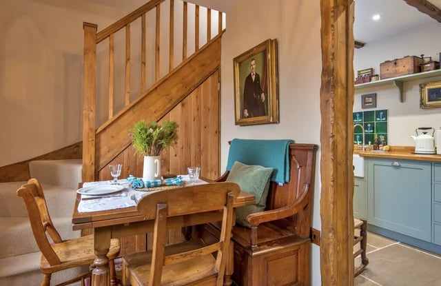 Luxury cottages needing renovation help - Photo 14
