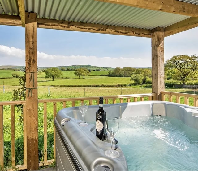 Luxury cottages needing renovation help - Photo 30