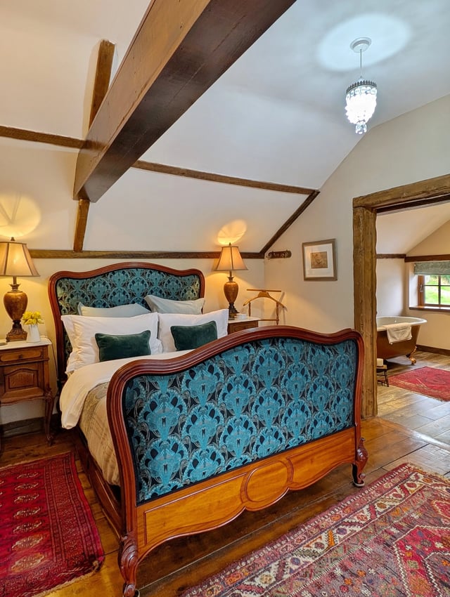 Luxury cottages needing renovation help - Photo 19