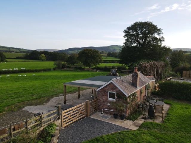 Luxury cottages needing renovation help - Photo 3