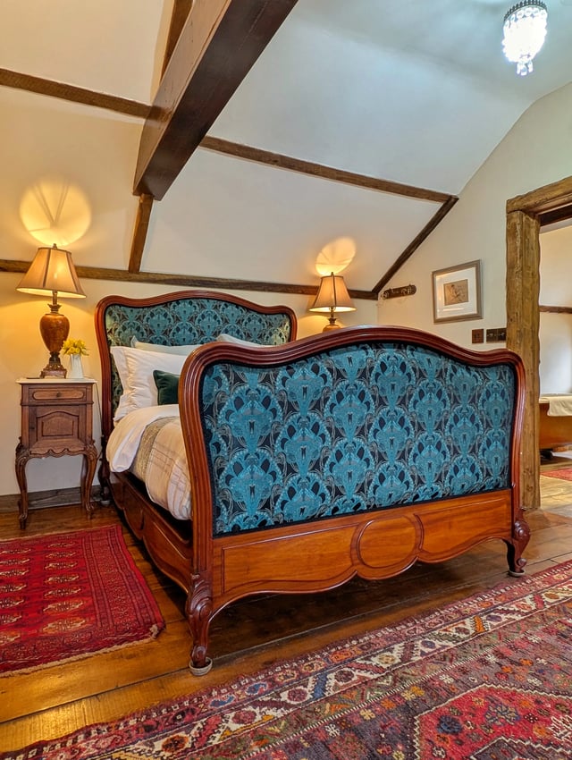 Luxury cottages needing renovation help - Photo 10