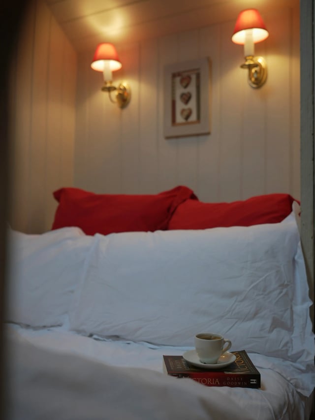 Luxury cottages needing renovation help - Photo 24