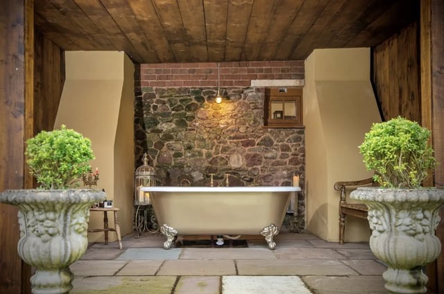 Luxury cottages needing renovation help - Photo 16