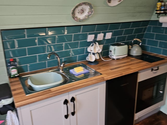 Glamping on a farm, west Wales - Photo 10