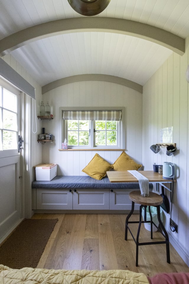 Shepherd's hut on a Bristol Farm - Photo 13