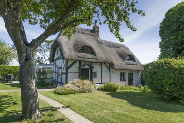 Dreamy thatched cottage, Cotswolds
